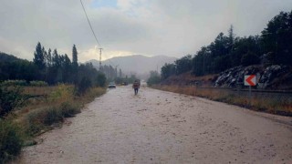 Beyşehirde sağanak sele neden oldu, karayolu ulaşıma kapandı