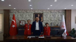 Bilecikli sporcular madalyalarıyla İl Müdürü Yasin Özdemiri ziyaret etti