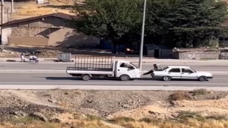 Bir garip yol yardımı: Yolda kalan aracı ayaklarıyla itti