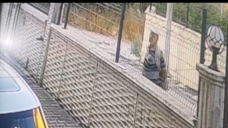 Bir ileri bir geri gitti... Volta atan hırsız kameraya yansıdı
