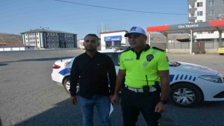 Bitlis polisi otobüse yolcu gibi binerek şoförü denetledi