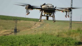 Bitlisteki çiftçiler tasarruf için ilaçlamayı dronla yapıyor