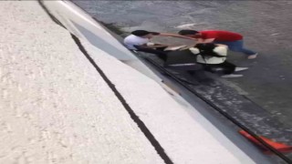 Borç kavgasında yumruklar havada uçuştu... O anlar kamerada