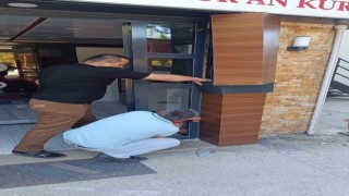 Boşluğa düşen yavru kediyi böyle kurtardılar