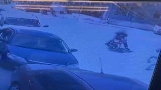 Böyle kaza görülmedi: Kaçan at, motosikletliyi altına aldı