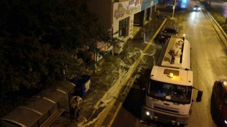 Bozüyükte ana cadde kaldırımları esnafların kaldırdığı tezgahların ardından köpüklü yıkama ile temizlendi