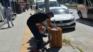 Bozüyükte ana cadde üzerindeki çöp kovaları yenilendi