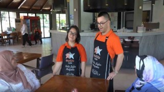 Bu kafede çalışanları gören müşteriler hem duygulanıyor hem de mutlu oluyor