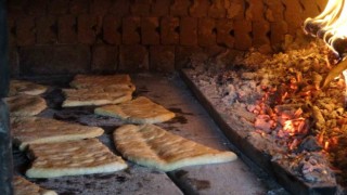 Bu köyde asırlardır köyün ekmek ihtiyacı, kadnılar tarafından imece usulü hazırlanıyor