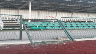Buldanda stattaki tribün kapısı yerinden söküldü