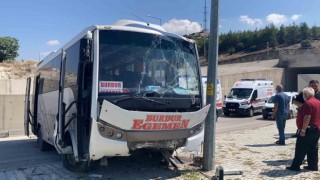 Burdurda freni patlayan yolcu midibüsü üst yoldan otogar içine düştü:15 yaralı