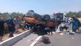 Burdurda otomobiller çarpıştı, takla atan araçtaki 2 kişi yaralandı