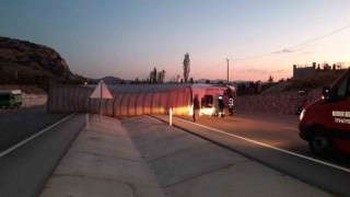 Burdurda seyir halindeyken lastiği patlayan tır yan yattı: 1 yaralı