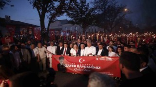Bursada 30 Ağustos coşkusu...Binlerce kişi fener alayında buluştu, Nilüferi dinledi
