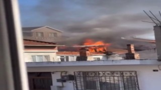 Bursada binanın çatısı alevlere teslim oldu