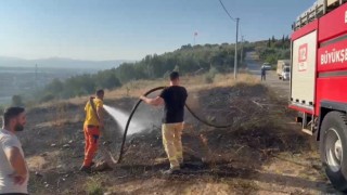 Bursada çıkan yangın ormanlık alana sıçramadan söndürüldü