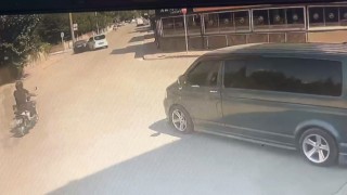 Bursada kontrolden çıkan otomobil önce araca, sonra 2 kafeye çarptı
