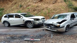 Bursada otomobille cip çarpıştı: 2 yaralı