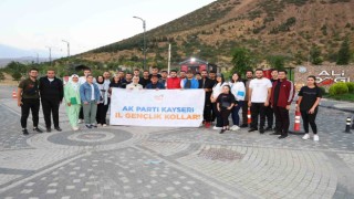 Büyükkılıç, eşi Dr. Necmiye Büyükkılıç ile birlikte gençlerle sabah yürüyüşünde buluştu