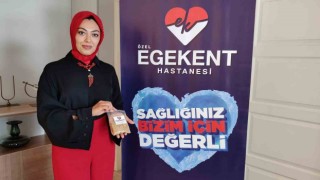 Cam kenarına bırakılan kırıntılar, kuşlar için yeme dönüştü