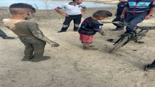Çamura saplanan 2 çocuğu itfaiye kurtardı