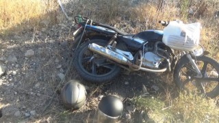 Çanakkalede motosiklet trafik levhasına çarptı: 2 yaralı