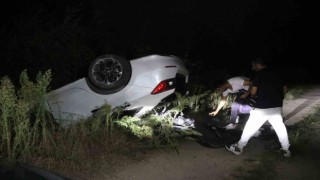Çarpışan otomobillerden biri takla atarak kanala devrildi: 2 yaralı