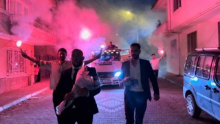 Bursa’nın İznik ilçesinde, Çekici ve iş makinesiyle kız isteyeme geldi