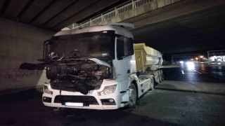 Çekmeköy-Şile Otoyolunda hafriyat kamyonu alev alev yandı