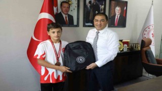 Çelebi, başarılı güreşçileri tebrik etti