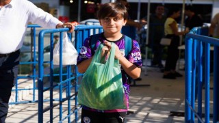 Çiftçiden satın alınan 20 ton karpuz vatandaşlara dağıtıldı