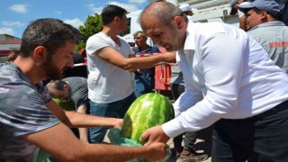 Çiftçiye destek için vatandaşlara 2 ton ücretsiz karpuz dağıtımı gerçekleştirdi