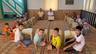 Çinede öğrenciler yaz Kuran kurslarına devam ediyor