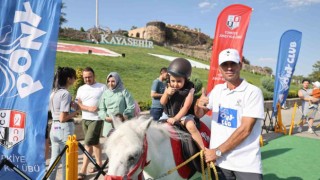 Çocuklar kayaşehirde ‘pony atlarına bindi