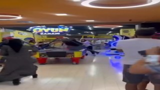 Çocuklarını oyun parkına götüren aileler birbirine girdi