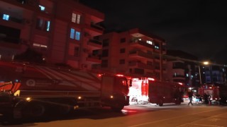 Dairede çıkan yangın apartman sakinlerini sokağa döktü