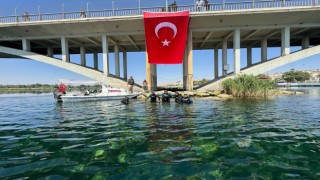 Dalgıçlardan Fırat Nehrinde Türk bayraklı 30 Ağustos kutlaması