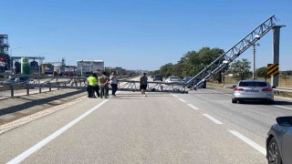 Damperi açık tır PTS direğini yıktı