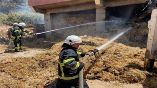Defnede samanlıkta çıkan yangın eve sıçramadan söndürüldü