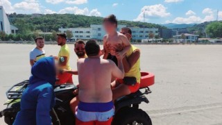 Denizde kayboldu zannedilen çocuk karada bulununca ailesi sevinç gözyaşı döktü