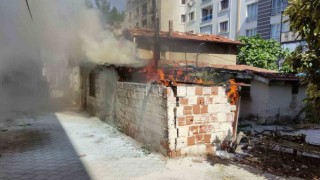 Denizlide kullanılmayan müstakil evde çıkan yangın paniğe neden oldu