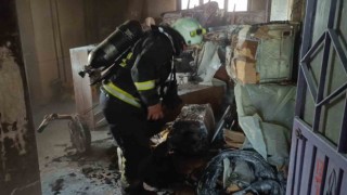 Depoda çıkan yangına hortumlarla müdahale ettiler