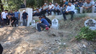 Depremden bu yana sürdürdüğü 18 aylık yaşam mücadelesini kaybeden adam, evlatları ve eşinin yanına defnedildi