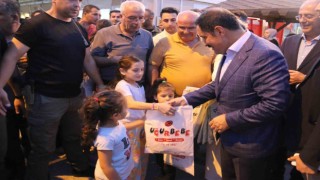 Depremin vurduğu Hatayda prefabrik çarşı esnafı 400 depremzede çocuğa hediye dağıttı