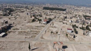 Depremin yok ettiği kent merkezinde inşaatlar gece gündüz demeden devam ediyor