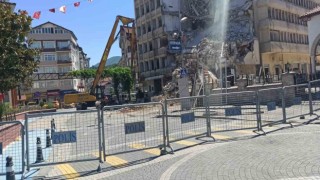 Devrekte eski belediye binasının yıkımına başlandı