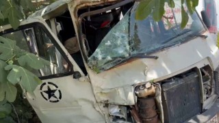 Direksiyon hakimiyetini kaybeden minibüs tarlaya uçtu
