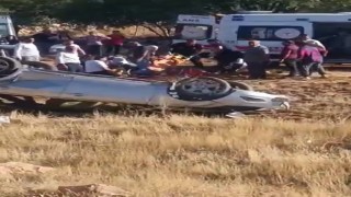 Direksiyon hakimiyetini kaybeden otomobil tarlaya uçtu: 3ü çocuk 5 yaralı