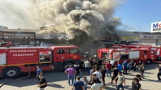 Diyarbakırda 3. Sanayi Sitesinde çıkan yangına müdahale çalışmaları devam ediyor