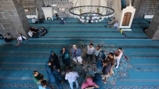 Diyarbakırda 6 dilde İslamı anlatan gönüllü rehber, 5 yılda 14 kişinin müslüman olduğuna şahitlik etti